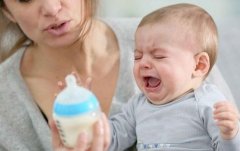 婴儿不吃奶瓶怎么办？导致宝宝不吃奶瓶的原因有哪些？