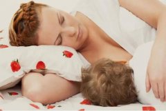 哺乳期宝宝边吃边睡是母乳不足吗？