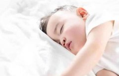 宝宝5种影响发育的错误睡觉方式，除了蒙头睡觉之外还有这些