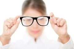 “四眼”生活多年，怎么降低近视度数？